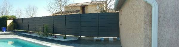 Clôture en aluminium sans ajourage pour protéger efficacement des regards indiscrets, installation sur Toulouse