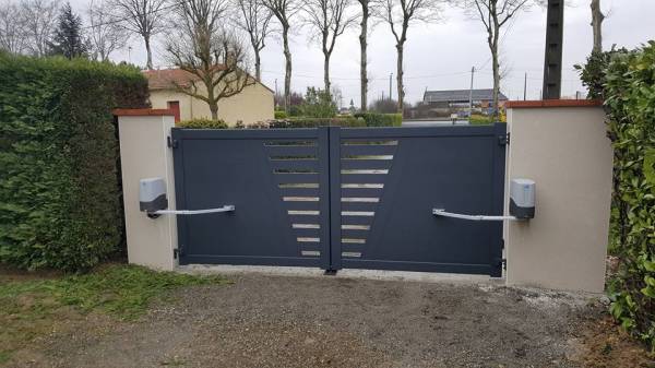 Fabrication et pose de ce portail battant motorisé en aluminium près de Toulouse