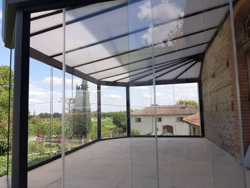 Pour cette demeure près de Toulouse, une vue complètement dégagée avec ce système de rideaux de verre sans montants en aluminium entre les panneaux 