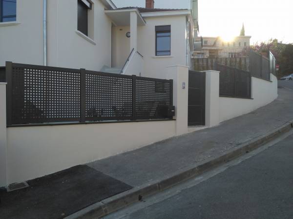 Ensemble de clôture en aluminium avec tôles perforées et son portillon en lames pleines à Toulouse