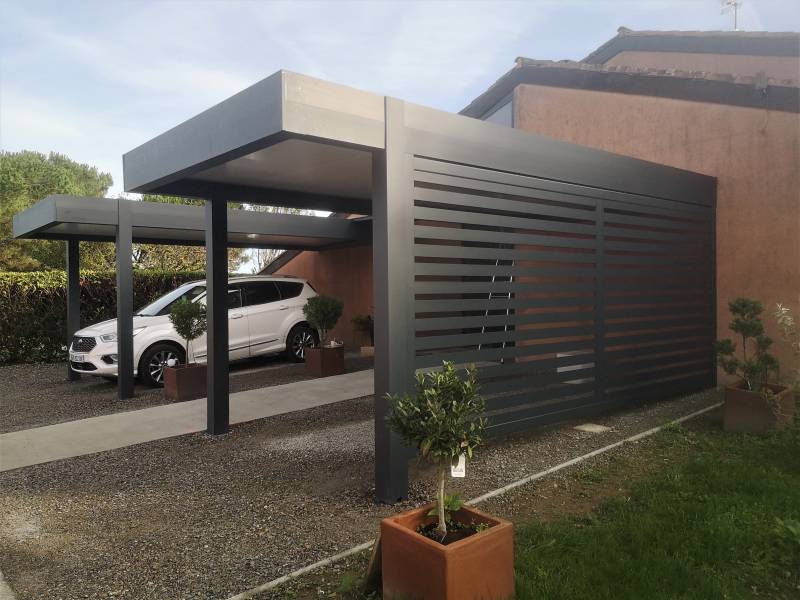 Avec le brise-vue en aluminium à lames fixes cette villa en région Toulousaine profite des places de stationnement agréablement ombragées.