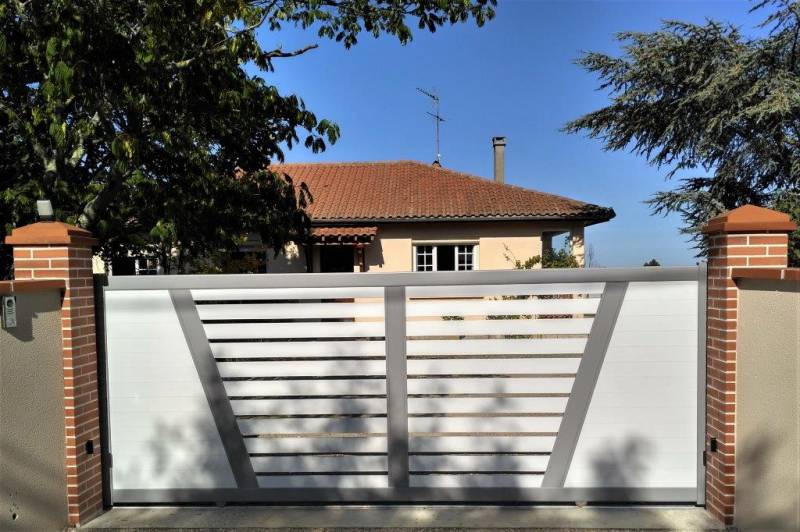 A Ramonville près de Toulouse, installation d'un portail coulissant en aluminium bicolore de notre gamme Graphinéa