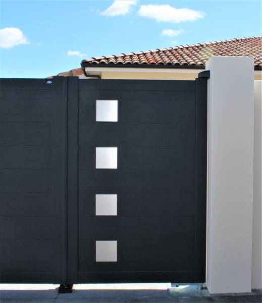 Portail en aluminium aux lames horizontales avec décor Alunox en Occitanie
