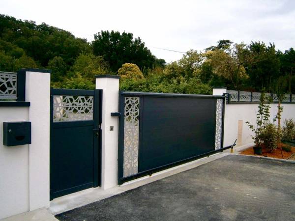 Installation Portail aluminium avec portillon et clôture Gris anthracite de fabrication Française artisanale à Muret