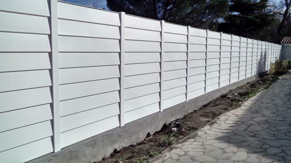 Avec un désign en relief, notre gamme de clôtures Optima offre un esthétique contemporain pour cette maison au sud de Toulouse