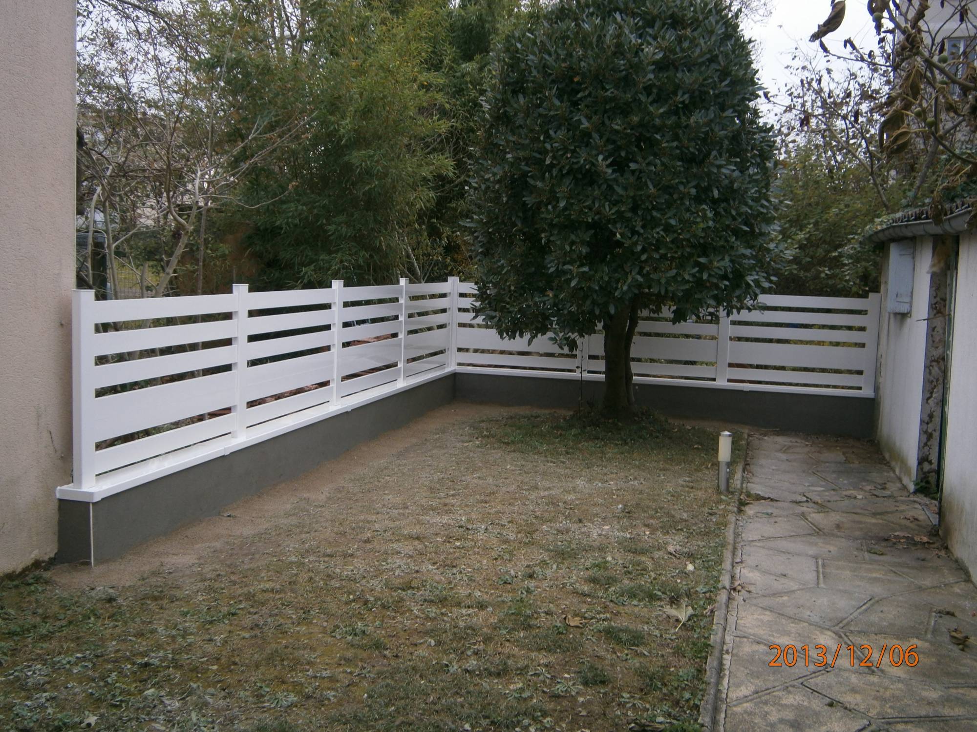 Clôture aluminium ajourée pour ce jardin près de Toulouse