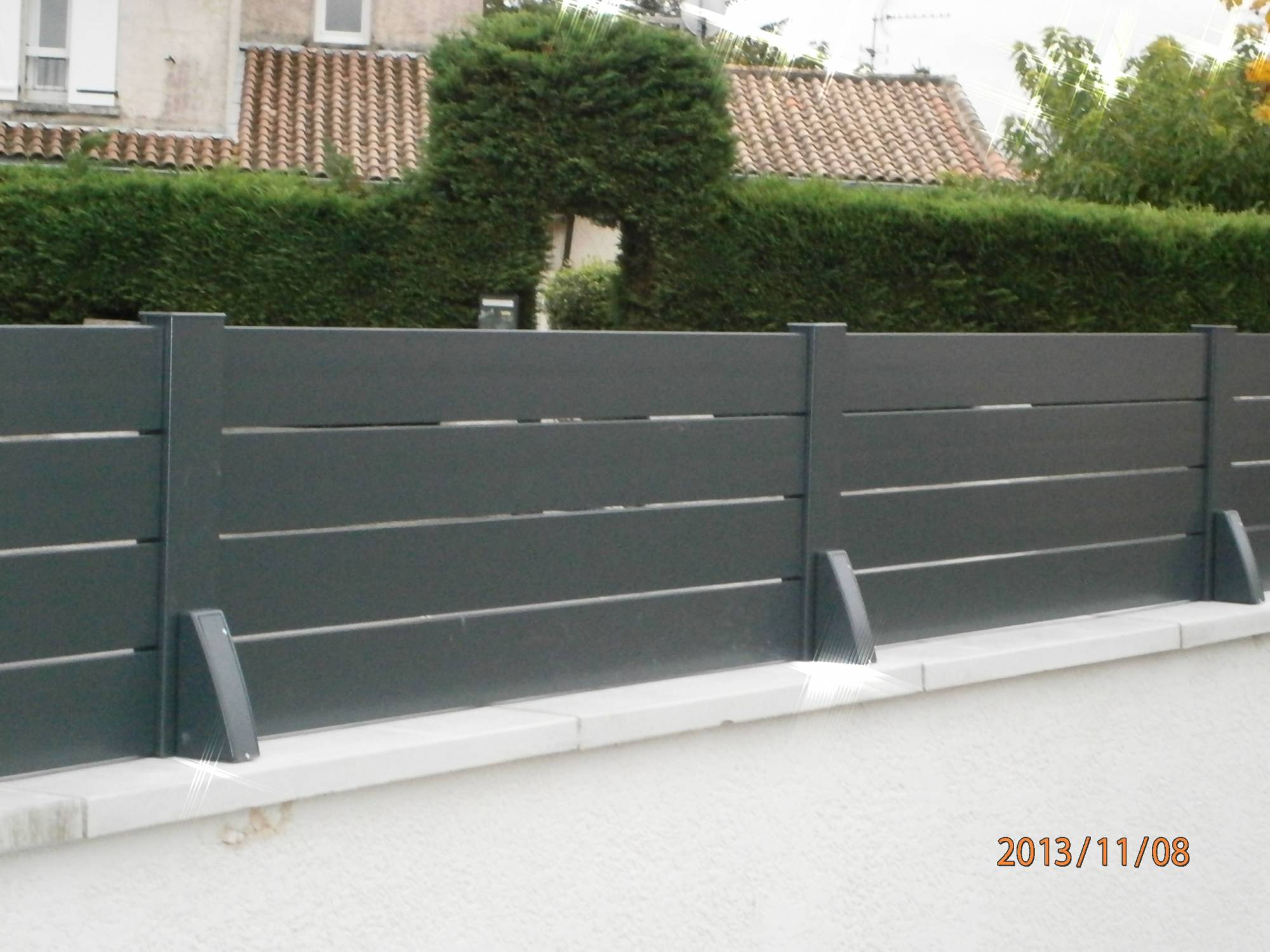 Fabrication sur mesure pour cette clôture aux lames ajourées en aluminium dans le Tarn