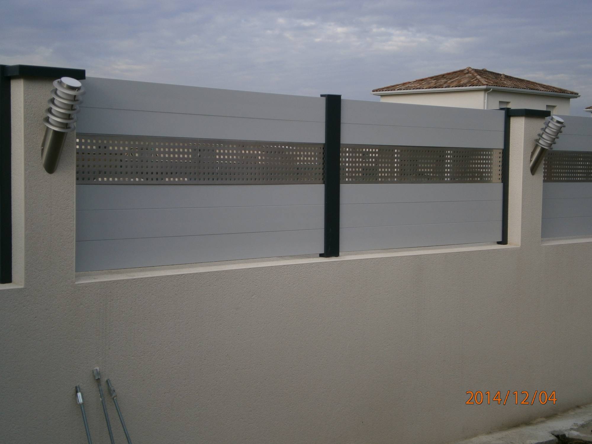 Clôture en aluminium avec lames horizontales avec intégration d'une tôle inox personnalisée