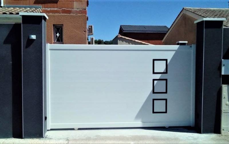 Près de Toulouse portail coulissant en aluminium personnalisé avec decors alunox