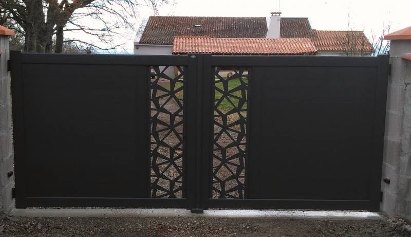 Fabrication et installation d'un portail en aluminium a deux vantaux à Toulouse avec panneaux découpe laser de notre gamme Kippera