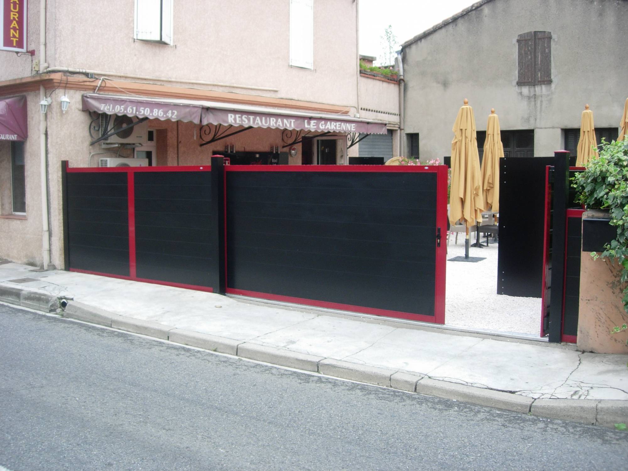 Entièrement sur-mesure, création de portail coulissant, portillon et clôture en aluminium bicolore à Toulouse 