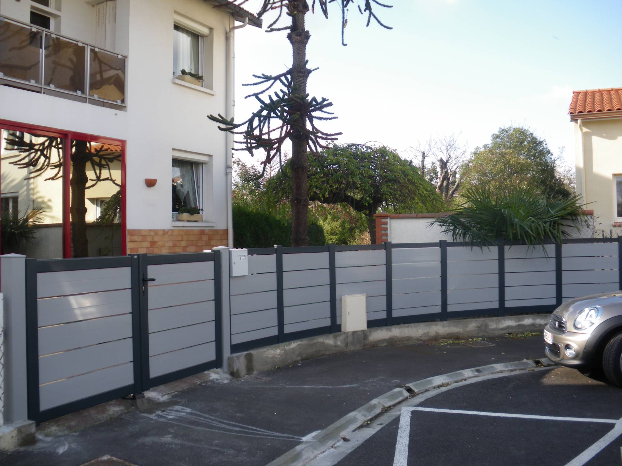 Ensemble bicolore de portail et clôture en aluminium fabriqué sur-mesure à Toulouse