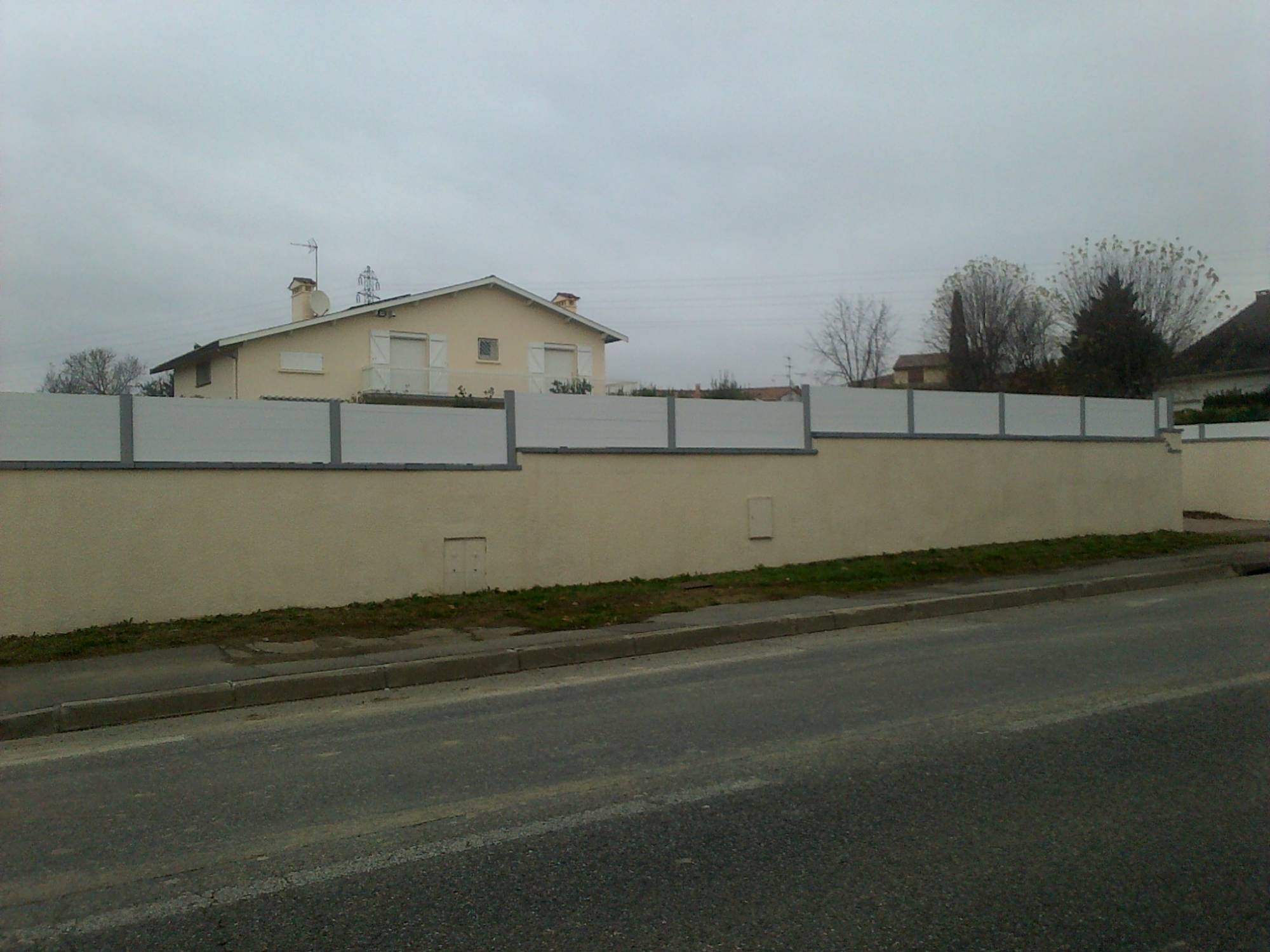 Conception d'une clôture en aluminium pour rehausser le mur de cette villa en Haute Garonne 