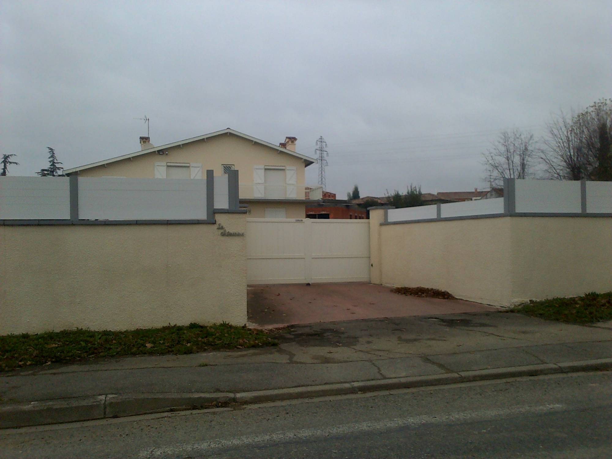 SElon les souhaits de notre client, les sections de la clôture ont été fabriqués sur mesure à différents hauteurs pour cette maison à Toulouse 